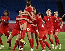 加拿大体育选手接连取得足球比赛胜利