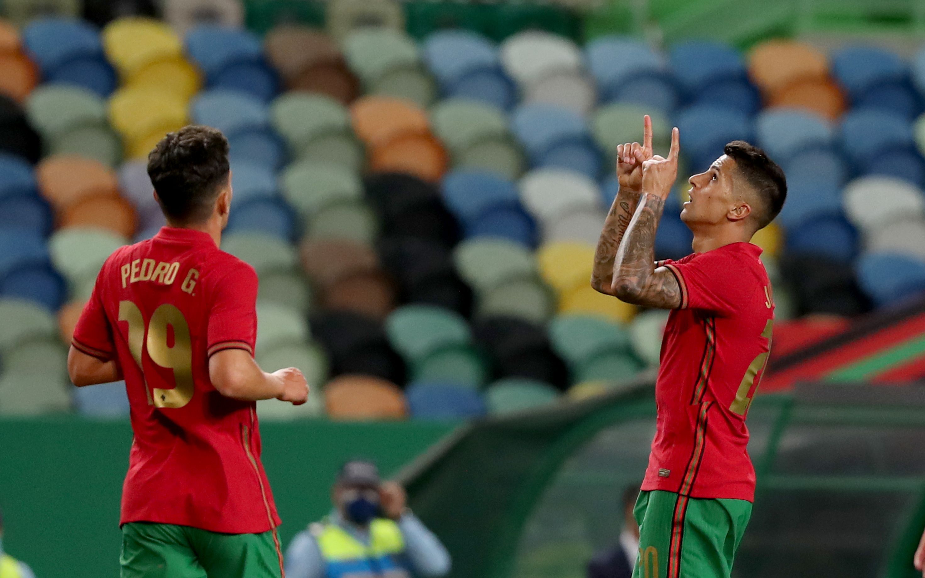 包含葡萄牙小胜土耳其，锁定小组第二的词条