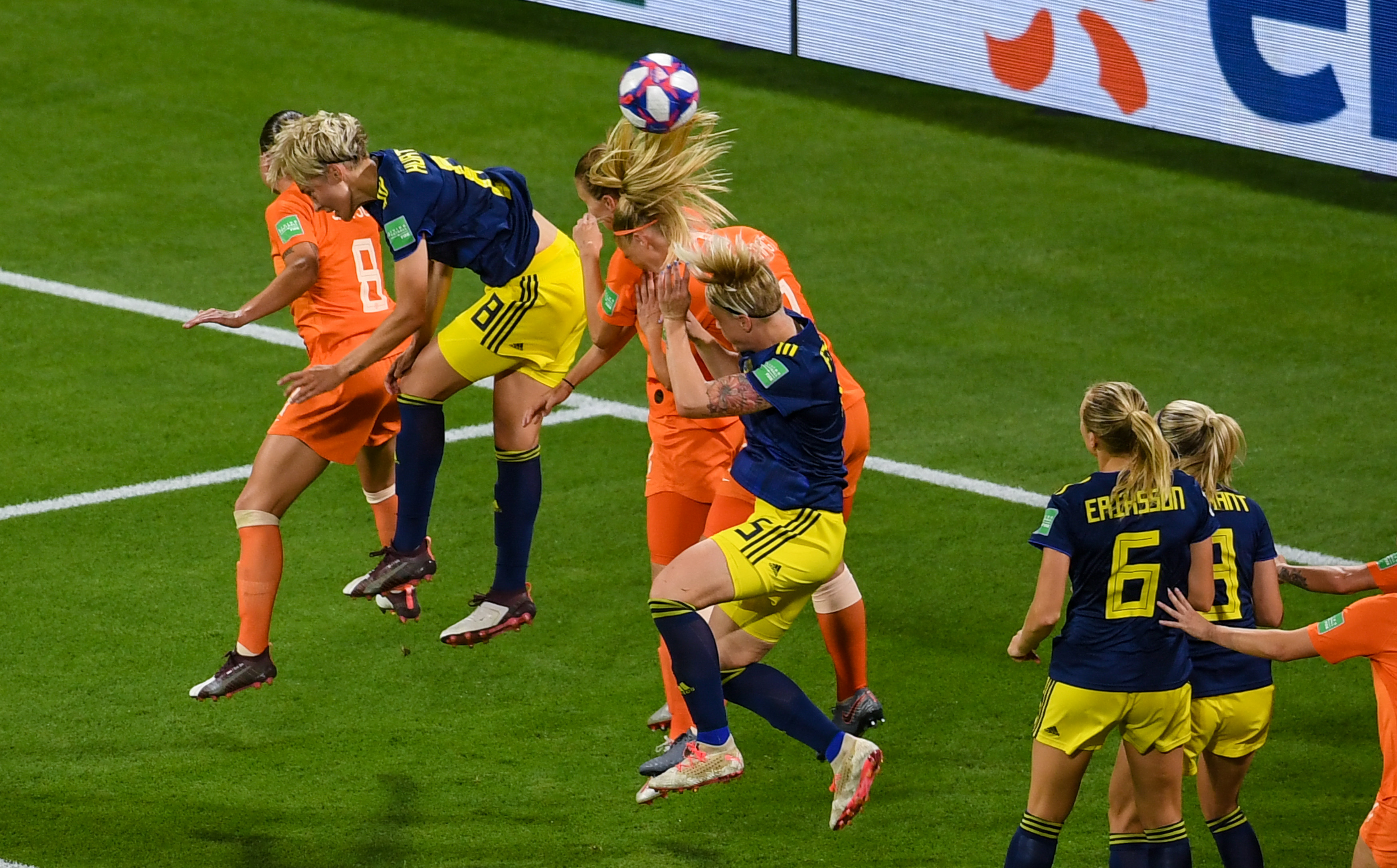 瑞典队在激烈比赛中晋级欧洲杯半决赛