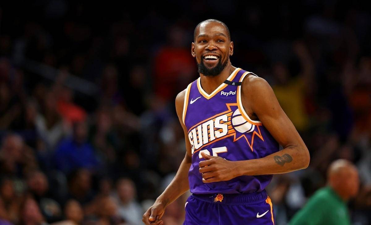 杜兰特关键时刻战术调整，雄鹿助力球队获胜！