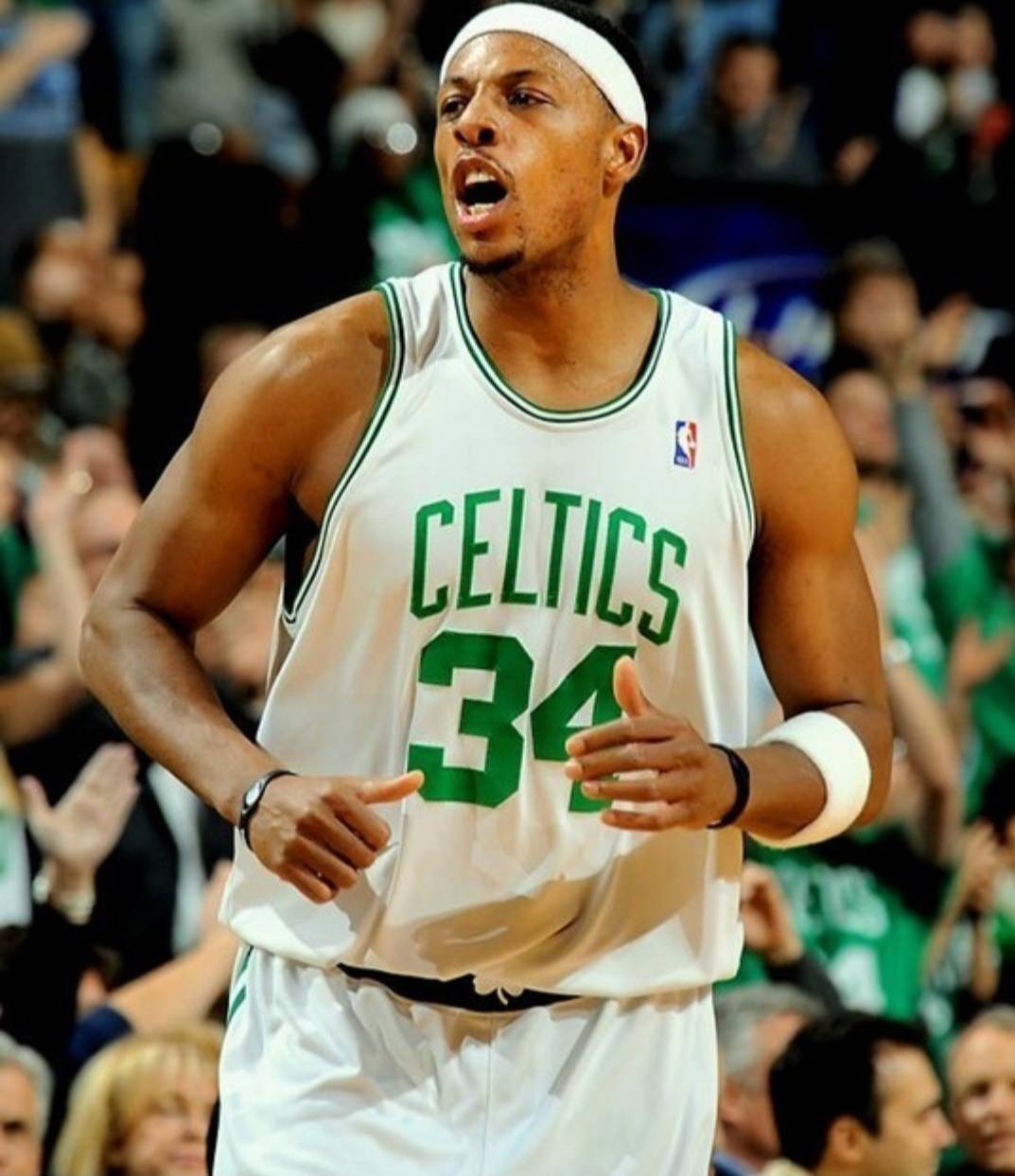 关于恒大在比赛中因伤离场，凯尔特人主教练感到担心的信息